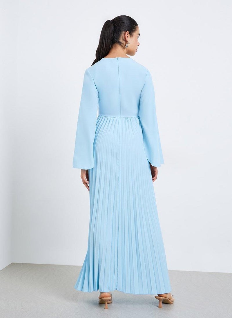 ستايلي فستان ماكسي بأناقة احتفالية وعملية ثنيات عند الحاشية - Image 5